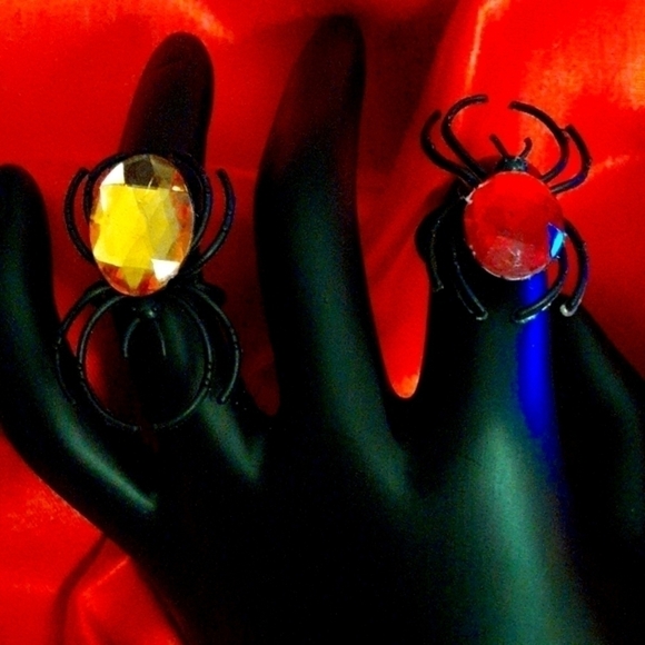 SPIDERS!!  Eeeek!  Halloween!    ADORABLE RINGS  (1 SET= 3 rings) - Picture 2 of 6